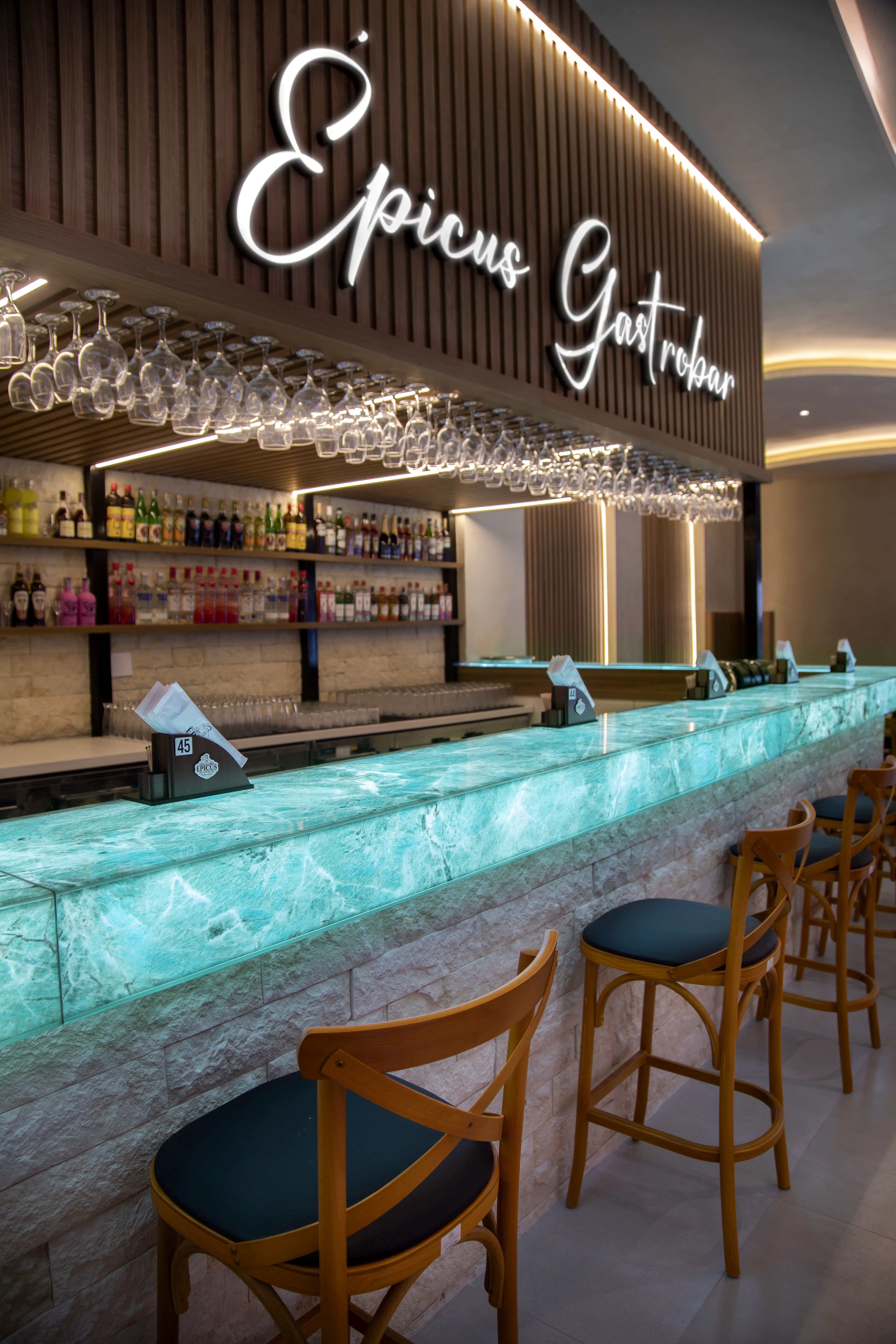 Interior do Epicus Gastrobar com teto iluminado